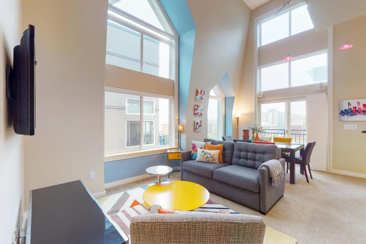 Belltown Court Sunset Suite Seattle Bagian luar foto