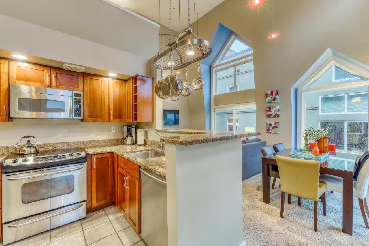 Belltown Court Sunset Suite Seattle Bagian luar foto